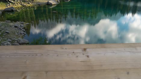 Enthüllen-Sie-Aufnahmen-Eines-Charmanten-Blaugrünen-Bergteichs-Mit-Riesigen-Felsbergen-Im-Hintergrund-In-Dolomiten