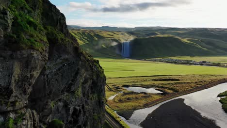 Drohnenaufnahme-Eines-Wasserfalls-In-Island