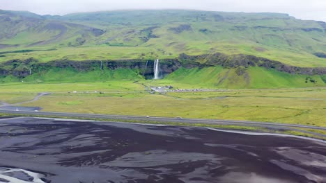 La-Cascada-Seljalandsfoss-En-Islandia