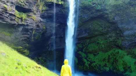 Frau,-Die-Vor-Einem-Wunderschönen-Wasserfall-In-Island-Steht