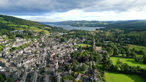 At-the-northern-end-of-Windermere-is-the