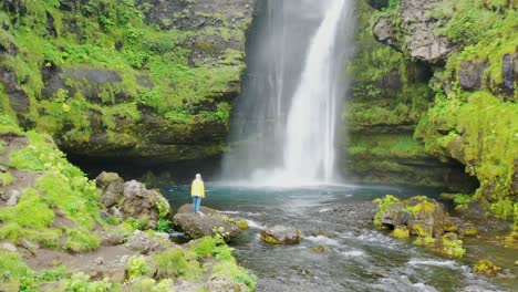 Frau-Vor-Einem-Großen-Wasserfall-In-Island