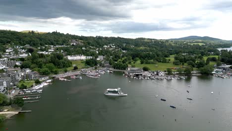 Luftaufnahmen-Von-Bowness-On-Windermere,-Einer-Weitläufigen-Touristenstadt-Am-Ufer-Des-Windermere-Sees