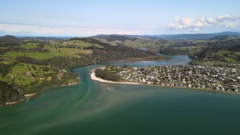 Flusseinlass-In-Neuseeland-Mit-Wirbelnden-Gezeitenmustern