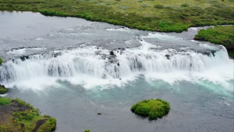 Wirklich-Breiter-Wasserfall-In-Island