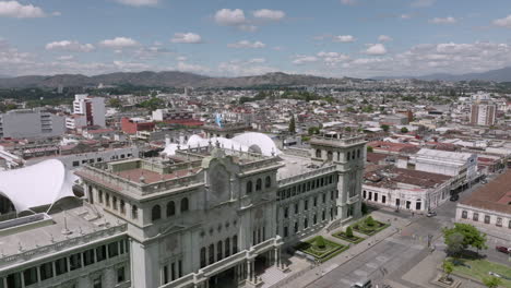 Movimiento-Aéreo-Lento-Hacia-El-Palacio-Nacional-De-La-Cultura-En-La-Ciudad-De-Guatemala,-Guatemala