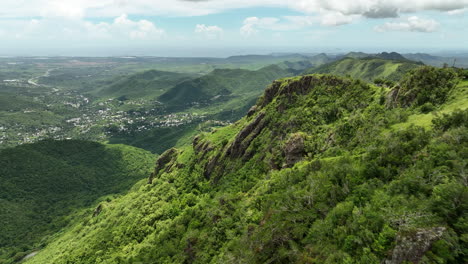 Berg-Bei-Cayey-Puerto-Rico-An-Einem-Sonnigen