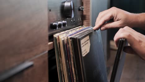Nahaufnahme-Von-Mannhänden,-Die-Vintage-Vinyl-Schallplatten-Durchsuchen