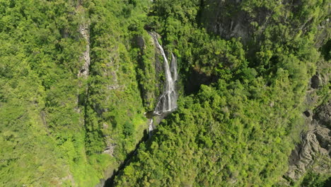 Wasserfall-In-Den-Bergen-Von-Can-San-Crist-Bal