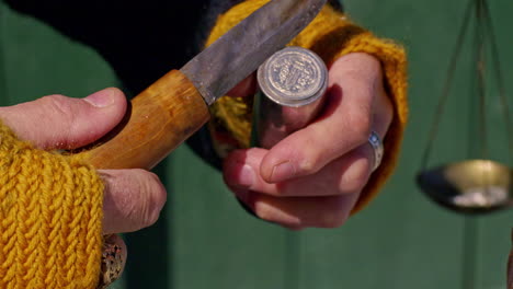 Usando-Un-Cuchillo-Para-Quitar-La-Moneda-Vikinga-Tradicional-De