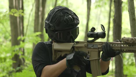 Tactical-army-guy-switches-from-rifle-to-pistol