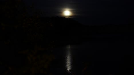 Luna-Brillante-Que-Se-Eleva-Sobre-Las-Colinas-En-Noruega