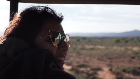 Mujer-Durante-El-Tour-De-Safari-Mirando-El-Desierto