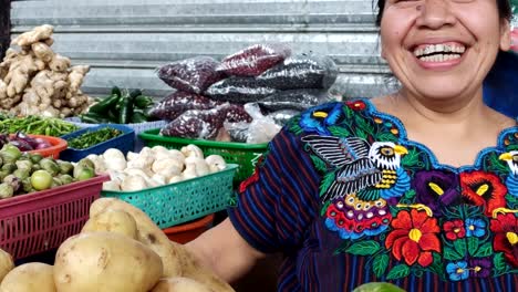 Maya-Frau-Aus-Antigua-Guatemala-Lächelnd-Einheimisches-Gemüse