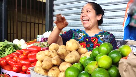 Maya-Frau-Auf-Dem-Markt-Von-Antigua-Guatemala,-Die-Zahlung-Erhält