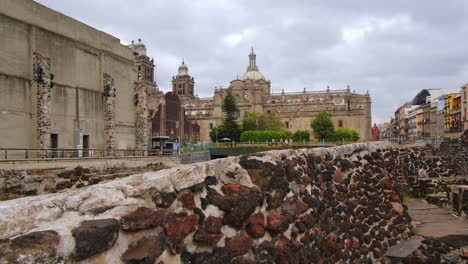 Überreste-Des-Templo-Mayor-Von-Tenochtitlan,-Die-Im-Inneren-Zu-Sehen-Sind