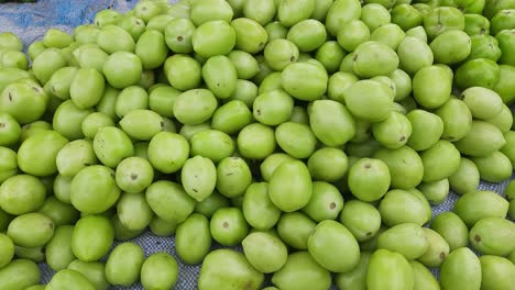 A-lot-of-green-tomatoes-in-the-market
