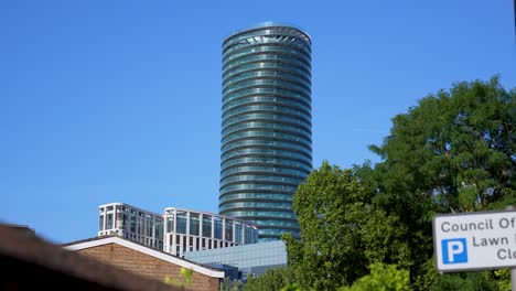 Ein-Hoher-Wolkenkratzer-Mit-Wohnungen-Und-Büros