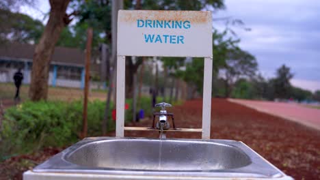 Ein-Wasserhahn,-Aus-Dem-Sauberes-Trinkwasser-Fließt