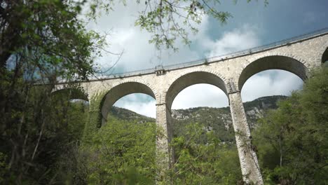 Eine-Alte-Schöne-Steinbrücke-In-Frankreich