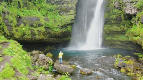 Frau-Vor-Einem-Wasserfall-In-Island