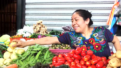 Mujer-Guatemalteca-Ofreciendo-Productos-En-El-Mercado-De-Antigua-Guatemala