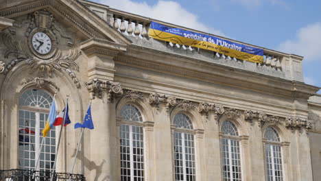 Mairie-De-Beauvais-Regierungsgebäude-Mit-Ukrainischer-Flagge