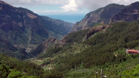 Vista-Aérea-De-La-Cordillera-En-Madeira-Portuga