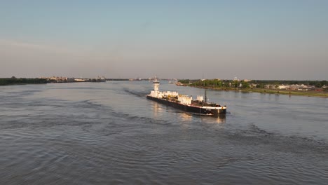 Barge-and-push-boat-underway-in-New-Orleans