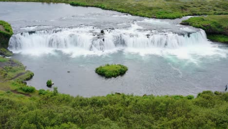 Frau-Zu-Fuß-Vor-Einem-Großen-Wasserfall