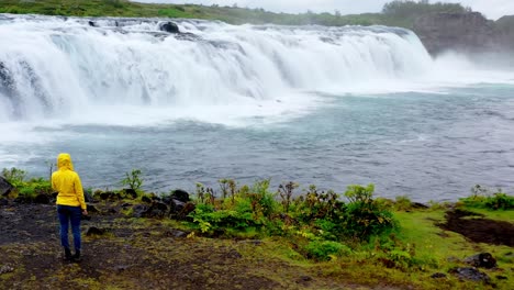 Ein-Filmischer-Wasserfall-In-Island