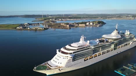 GTS-Brilliance-of-the-Seas-docking-in-Cobh