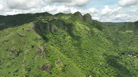 Montaña-En-Cayey-Puerto-Rico-En-Un-Día-Soleado