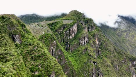 Vista-Aérea-De-Drones-De-La-Montaña-Machu-Pichu