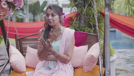 Attraktives-Indisches-Mädchen,-Das-Ihr-Mehndi-Während-Der-Hochzeit-Zeigt