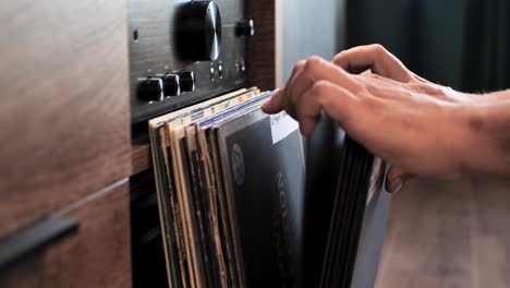 Nahaufnahme-Von-Mannhänden,-Die-Vintage-Vinyl-Schallplatten-Durchsuchen