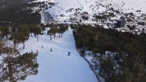 Luftaufnahme-Von-Oben-Nach-Unten,-Skifahrer-Von-Hinten-Folgend