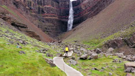 Frau-Zu-Fuß-Zu-Einem-Wunderschönen-Wasserfall-In-Island