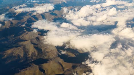 Atemberaubende-Bergkette,-Die-Von-Kumuluswolken-Bedeckt-Ist-Pov