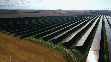 Großes-Feld-Von-Photovoltaik-Solarmodulen---Drohnenaufnahme-Aus-Der-Luft