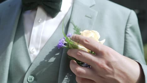 Bräutigam-Steckt-Seine-Blume-In-Die-Tasche