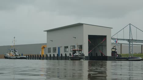 Boote-Auf-Dem-Fluss-Donge-In-Der-Nähe-Der-Industriewerft