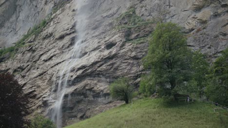 Lauterbrunnen-Schweiz-Europa-Wasserfall-Alm-Wiese-Hügel