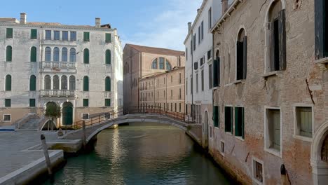 Wunderschöne-Venezianische-Architektur-über-Den-Leeren-Kanälen-Von