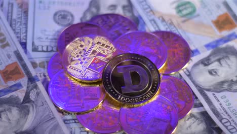 Warnung-Kryptowährung-Dogecoin-Altcoin-Auf-Dollarnoten-Polizei