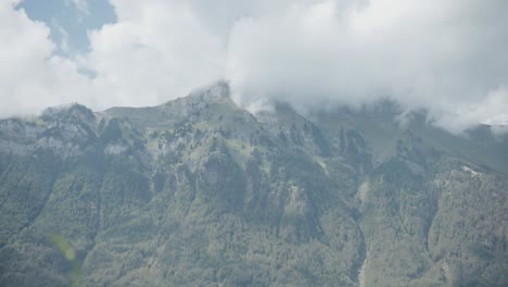 Iseltwald-Suiza-Barco-Escénico-Nublado-Montaña-Lago-Ladera