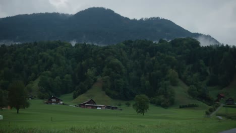 Bergbauernhof-Regen-Wolkig-Stimmungsvoll-Schweiz-Dorf-Hang