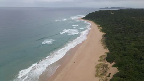 Panorama-De-La-Playa-Y-El-Mar-Con-Drones-Acercándose-Como