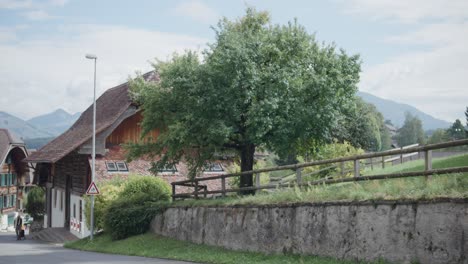 Wimmis-Suiza-Europa-Aldea-Rural-Anciano-Caminando