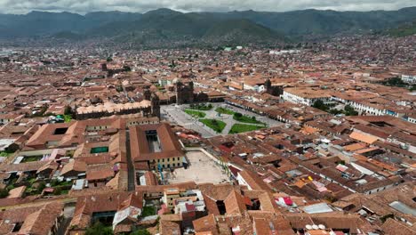 Einrichtung-Einer-Luftdrohnenansicht-Von-Cusco-Peru